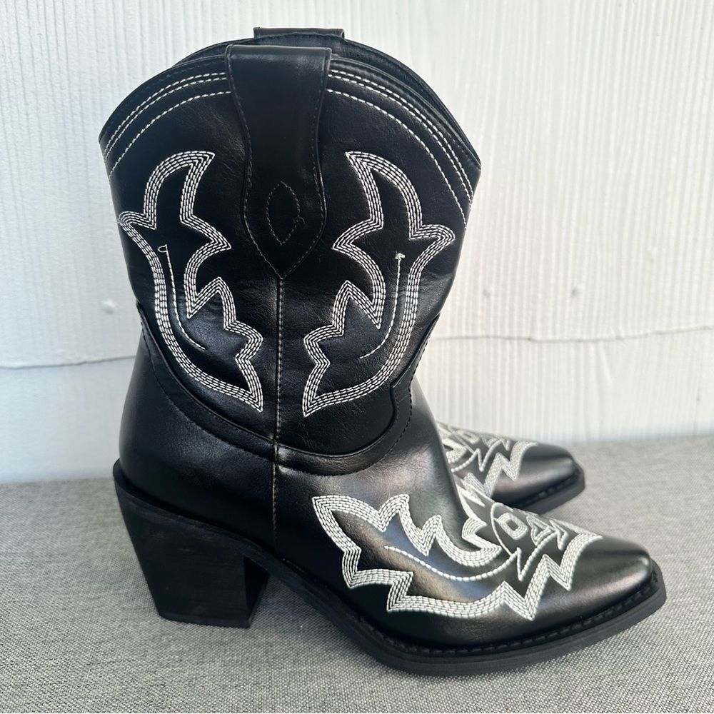 Wet kiss Black Embroidered Cowboy Boots Western Chunky Heels Women’s 8